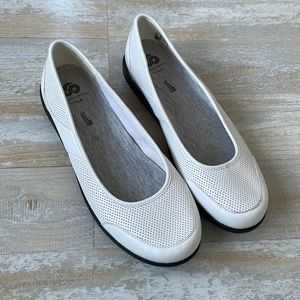 Womens cloudsteppers by Clarks size 8.5